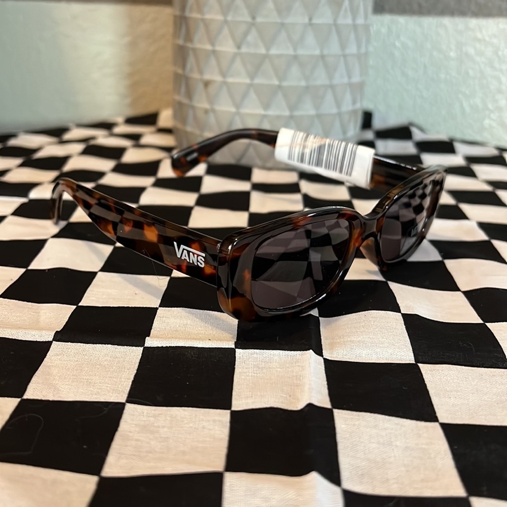 Vans Women’s Cheetah print UV400 protection sunglasses. NWT - Picture 6 of 8